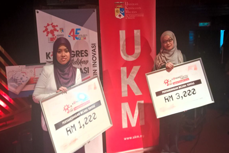Tan Nui Jin (right) and Dr. Siti Aimi Sarah Zainal Abidin with their respective winning plaques from the Bicara Tuntas Competition 2015.