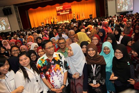 Agriculture and Agro-based Industries Minister, Datoâ€™ Seri Ismail Sabri Yaakob with the new UPM students 