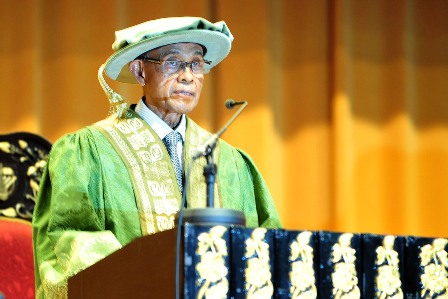 Pro-Chancellor of Universiti Putra Malaysia (UPM), Tan Sri Dato' Setia Dr. Nayan Ariffin giving his speech at the second session of the 37th UPM Convocation Ceremony.