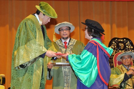 Chancellor of Universiti Putra Malaysia (UPM), Sultan Sharafuddin Idris Shah presenting Professor Emeritus Award to Prof. Dr. Khor Geok Lin.