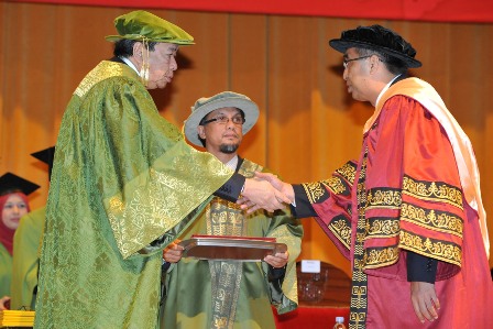 Chancellor of Universiti Putra Malaysia (UPM), Sultan Sharafuddin Idris Shah presenting the Doctor of Philosophy (PhD) scroll to Dato Seri Panglima Mohd Salleh Said Keruak, Sabah State Assembly Speaker and former Chief Minister of Sabah.