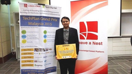 Dr. Khoo Hock Eng with the winning prize