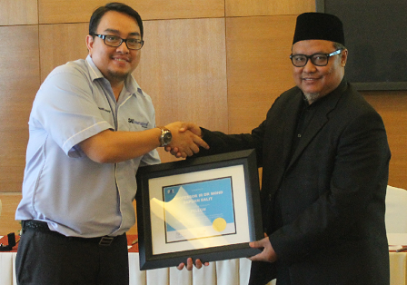 Prof Mohd Sapuan (right) receiving the award from Encik Khairil Anwar