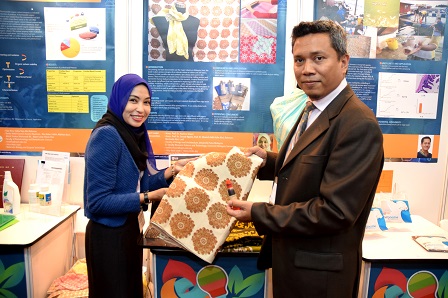 Associate Prof. Dr. Nazlina and Deputy Director of Innovation Promotion and Marketing Deputy Director, Dr. Mohamad Fakri Zaky Ja`afar, showing an innovation Utilizing Sago Waste as a Natural Ecopaste in Textile Prints which succeeded to win the heart