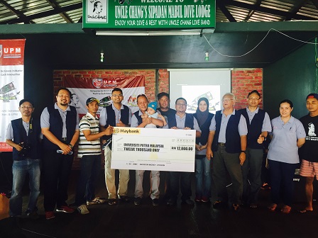 Uncle Changâ€™s Dive Lodge who contributed RM20,000 for the project for the first time in last January, handing over an additional contribution of RM12,000 to UPM team of researchers