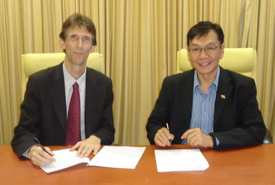 Peter McGrath, TWAS programme officer, on a recent visit to UPM, Malaysia, witnessing the two agreements with Bujang Kim Huat, dean of UPM's School of Graduate Studies.
