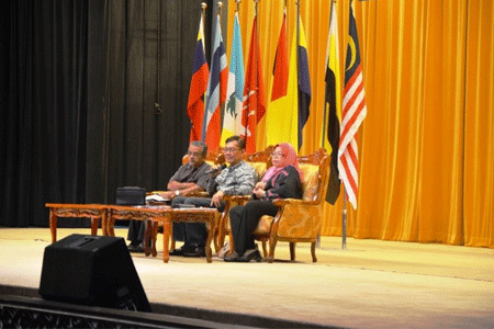From left, Deputy Dean (Thesis and Viva Voce), Prof. Dr. Zulkarnain Zainal, Dean (School of Graduate Studies), Prof. Dr. Bujang Kim Huat and Deputy Dean (Academic, Registration, Graduation and Financial Assistance), Prof. Dr. Nor Aini Ab. Shukor.