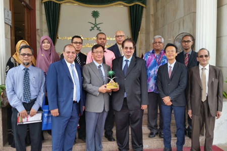 Dr. Zayed O. Al-Harethi (fourth from left of the front row), the Cultural Attaché of the Royal Embassy of Saudi Arabia, and Prof. Bujang (third from left of the front row) with the delegates of UPM