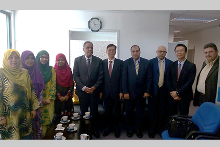 Mr. Sami Dheyab Mahal (fifth from left), the Cultural Attaché of the Embassy of the Republic of Iraq with Prof. Bujang (sixth from left) and the rest of the delegates of UPM