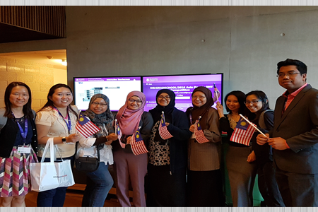Tan Nui Jin and AP Dr Noritah Omar (4th and 5th from left) with USM delegates 